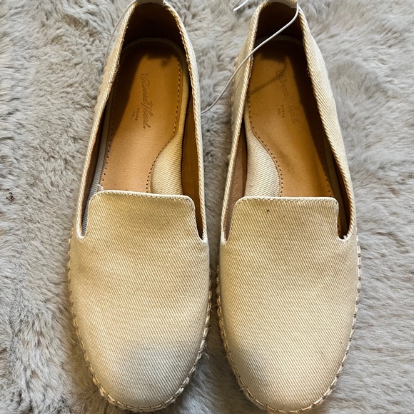 Canvas flats - Picture 1 of 2